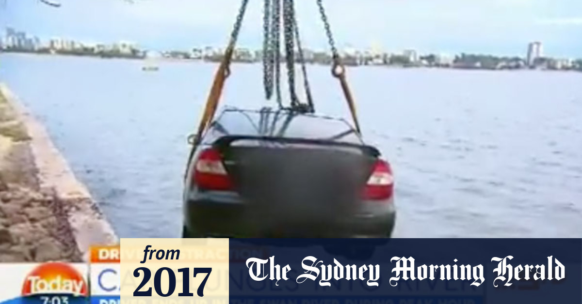 Video Car drives into Swan River